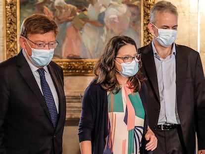 El presidente de la Generalitat, Ximo Puig, la vicepresidenta, Mónica Oltra, y vicepresidente segundo, Héctor Illueca, posan en el acto de toma de posesión de este en el Palau de la Generalitat.