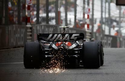 Chispas provocadas por el coche de Nico Hulkenberg, piloto de Haas.