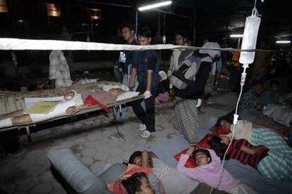 Los servicios médicos atienden a los heridos en el terremoto de Yogyakarta a las puertas del hospital de Sarjito.