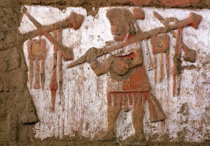 Figuras de guerreros en alto relieve que los Moche dejaron grabadas en las paredes de la Huaca de la Luna. Los restos pueden visitarse en Trujillo.