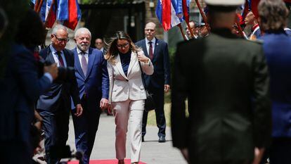 El presidente de Brasil, Luiz Inácio Lula da Silva, y su esposa, la primera dama de Brasil, Rosangela da Silva, caminan en la residencia de Suárez, en Montevideo (Uruguay), el 25 de enero de 2023.