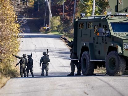 Policías buscan al sospechoso del tiroteo en Monmouth (Maine), este 27 de octubre.