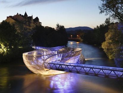 Puente de la isla de Murinsel, en Graz (Austria), diseñado por el arquitecto Vito Acconci.