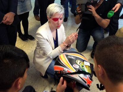 María Villota, en junio de este año, con el casco con el que sufrió el accidente.