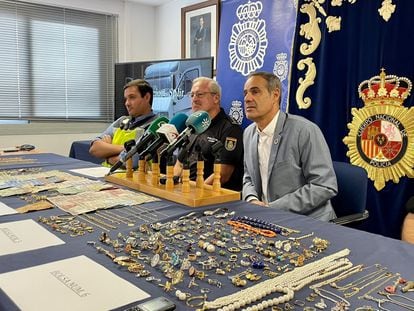 El subdelegado del Gobierno en Cádiz, José Pacheco (a la derecha) presenta junto a miembros de la Policía Nacional el botín robado por una célula de croatas.