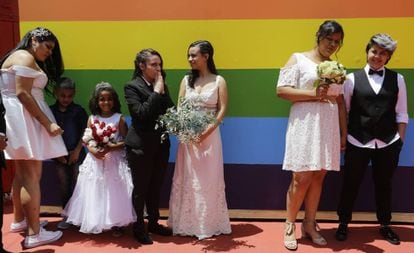 Parejas homosexuales esperan para casarse en São Paulo en diciembre.