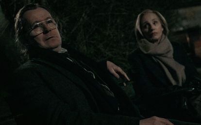 Gary Oldman y Kristin Scott Thomas, en su conversación en el canal durante  el tercer episodio de la primera temporada de 'Slow Horses'.