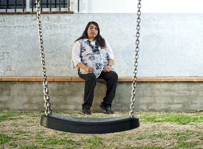 Dolores Hernández en Hontanar (Toledo), donde vive desde hace seis años y medio con su pareja y sus dos hijas.