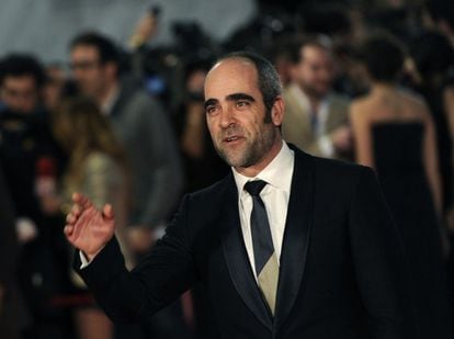 Luis Tosar, nominado a mejor actor principal por su papel en 'Mientras duermes', con traje de Gucci, llega a la gala de los Goya.