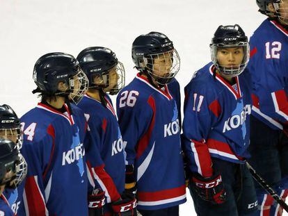 El equipo intercoreano de hockey femenino, este domingo en Incheon (Corea del Sur).