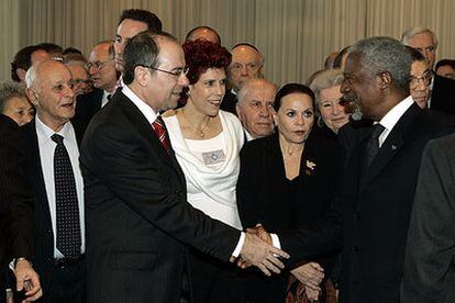 El ministro de Exteriores de Israel, Silvan Shalom, saluda a Kofi Annan ayer en Nueva York.