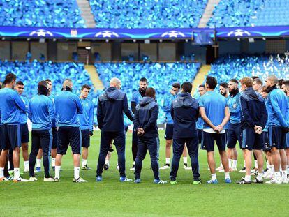 Los jugadores del Real Madrid con Zidane en el Etihad. 