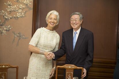 El gobernador del Banco Popular de China, Xiaochuan Zhou, saluda a la directora gerente del FMI, Christine Lagarde