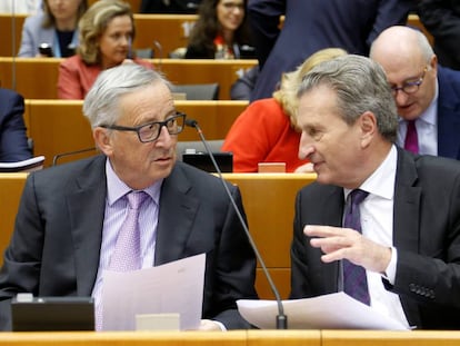 El presidente de la CE, Jean-Claude Juncker, y el comisario europeo de Presupuestos, G&uuml;nther Oettinger. REUTERS/Francois Lenoir