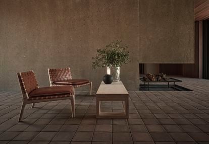 Dos butacas de cuero trenzado de Vicent Van Duysen para Zara Home. La mesa de centro, que también puede funcionar como banco, está inspirada en la estructura de la mesa de comedor del propio arquitecto. 