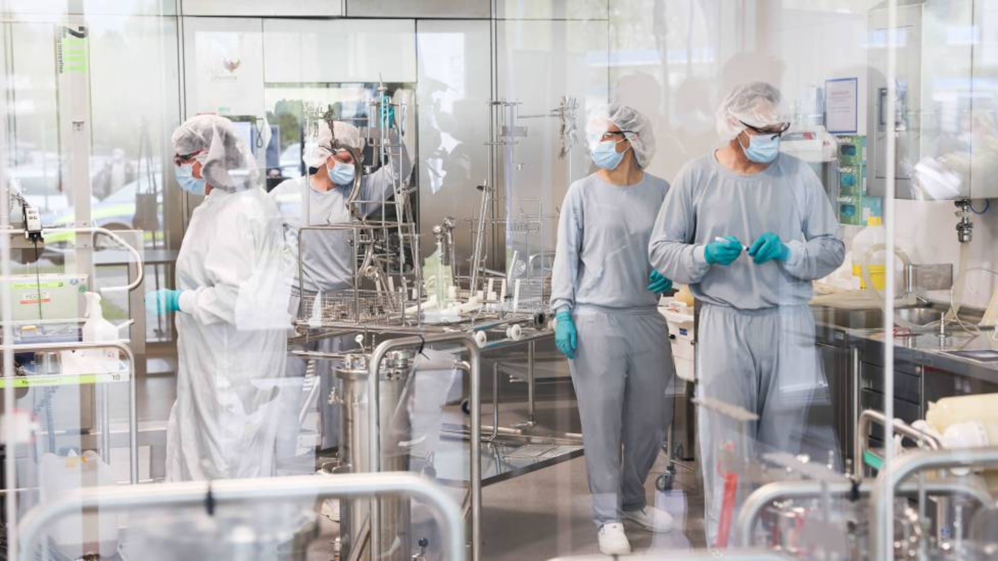 Más de 200.000 trabajadores químicos y farmacéuticos, a la espera de un  alza salarial acumulado hasta 2024 | Empresas | Cinco Días