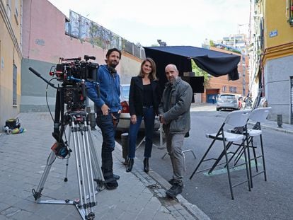 Inicio de rodaje de 'En los márgenes' en octubre de 2021, dirigida por Juan Diego Botto (izquierda) y protagonizada por Penélope Cruz (centro) y Luis Tosar (derecha).