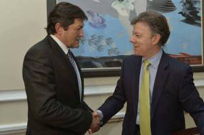 Fotografía cedida por la presidencia de Colombia en la que se registró al presidente del Principado de Asturias, Javier Fernández (i), al saludar al primer mandatario colombiano, Juan Manuel Santos (d), durante una reunión hoy en Bogotá.