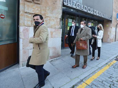 Los abogados del PP entrando a declarar por la presunta financiación ilegal del PP de Salamanca, este lunes.