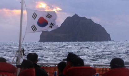Una imagen de archivo de las islas Dokdo, tomada desde un barco militar surcoreano.