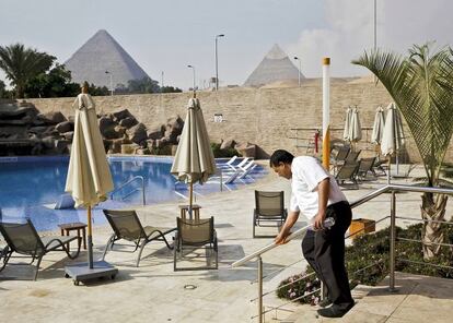 Un empleado del Hotel Le Meridien Pyramids, en El Cairo y cerca de la célebre pirámide de Guiza, limpia las instalaciones que antes la geopolítica limpió de turistas