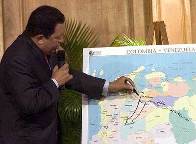El presidente Hugo Chávez explica ayer en Caracas su plan para recoger a tres rehenes de las FARC.