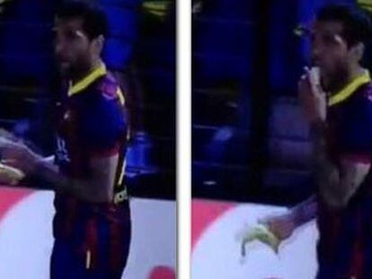 Captura televisiva del momento en el que Alves recoge y come el pl&aacute;tano. 