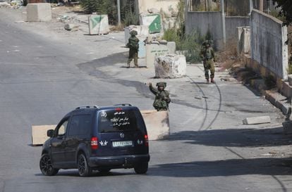 Varios soldados israelíes vigilan la entrada norte de la ciudad palestina de Hebrón, en Cisjordania el 8 de octubre.