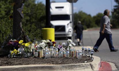 Flores y recuerdos en el lugar de la tragedia de San Antonio.