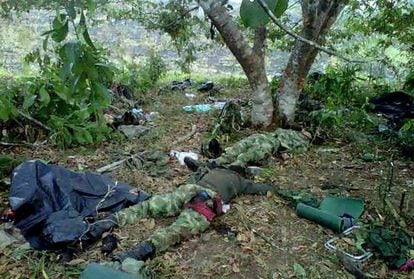 Fotograf&iacute;a cedida por peri&oacute;dico &#039;El L&iacute;der, Diario Caquete&ntilde;o&#039;, donde se ven soldados muertos en combates contra las FARC.