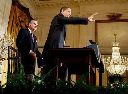 El secretario de Transporte, Ray LaHood, y el presidente de EE UU, Barack Obama, después de la firma del decreto sobre cambio climático.