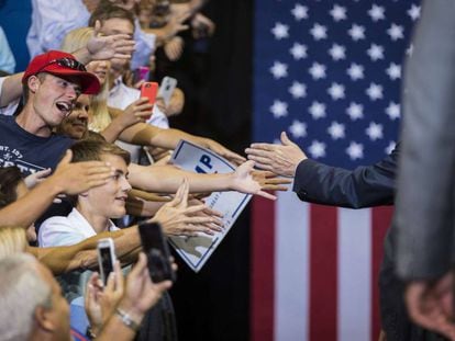 Partidarios de Donald Trum intentando estrechar su mano en una acto celebrado en Jacksonville, Florida, el pasado d&iacute;a 3.