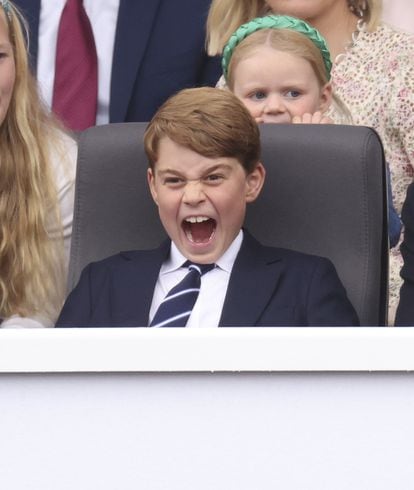 El príncipe Jorge de Cambridge, de ocho años, observa emocionado un momento del Jubileo de Platino de Isabel II.