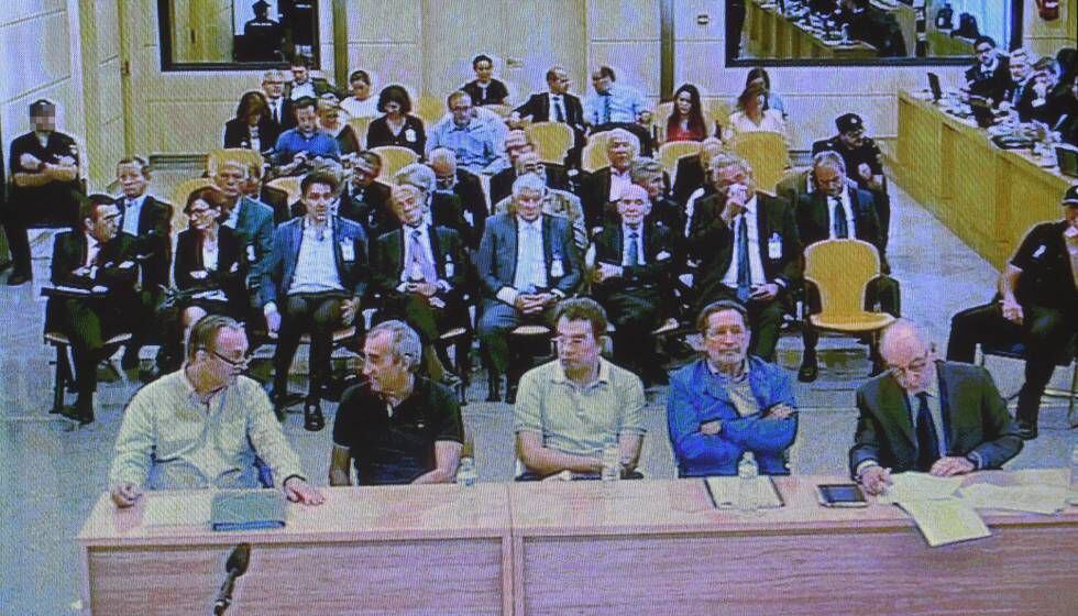Señal de vídeo durante una sesión del juicio del 'caso Bankia'. Rodrigo Rato, sentado en primer término a la derecha.