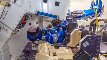 Fotografía cedida por Boeing donde aparece Rosie the Rocketeer, su dispositivo de prueba antropométrica, dispuesta en el asiento del comandante dentro de la nave espacial CST-100 Starliner de la compañía para su segunda prueba de vuelo orbital no tripulado (OFT-2).
