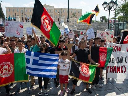 Protesta de refugiados afganos contra el régimen de los talibanes, este jueves ante el Parlamento griego, en Atenas.
