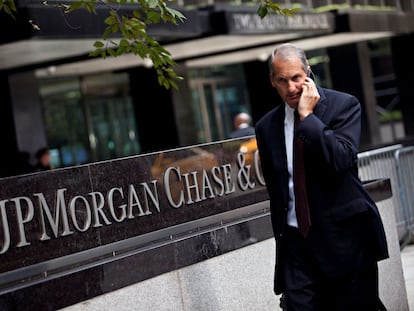 Una persona camina delante de la sede del banco JP Morgan, en Nueva York.