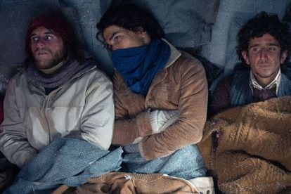 Fotograma de 'La sociedad de la nieve' con los supervivientes dentro del avión estrellado.