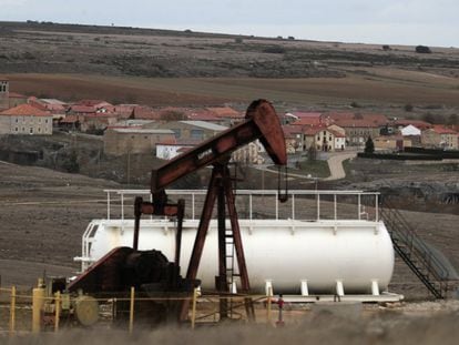 Uno de los pozos de petróleo ya clausurados, al fondo la localidad de Sargentes de la Lora.