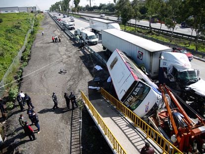 Un tráiler se impactó contra un camión de transporte público en la carretera México-Querétaro, en 2021.
