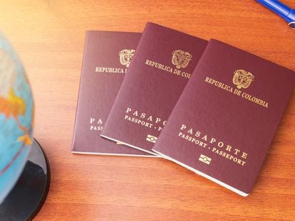 Tres pasaportes colombianos en una ilustración fotográfica.
