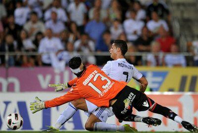 Aouate, el pasado domingo, impide un remate de Cristiano Ronaldo.