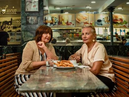 Ane Gabarain y Elena Irureta, en la churrería Santa Lucia en San Sebastián.