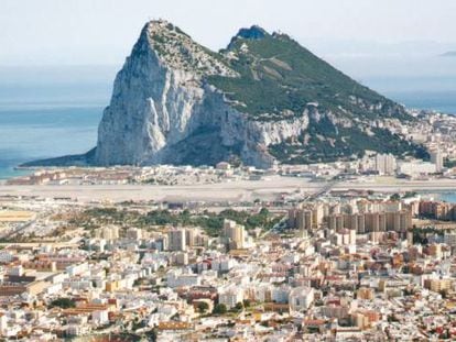 Vista aérea de La Línea, con Gibraltar al fondo.