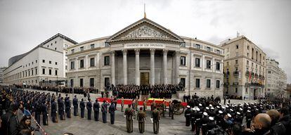 Vista general del Congreso de los Diputados donde se rinden honores militares al expresidente, Adolfo Suárez, en las escalinatas de la Puerta de los Leones.