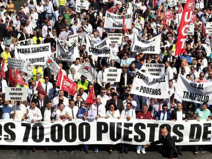 Protesta de conductores de vehículos de alquiler con conductor (VTC) en Madrid.