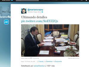 Foto de Rajoy preparando el debate, colgada en su Twitter. Obsérvese la generosa ración de jamón