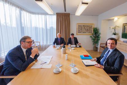 Desde la izquierda: el presidente de Serbia, Aleksandar Vucic, el alto representante para la Política Exterior de la UE, Josep Borrell, el enviado de la UE para el diálogo de Kosovo y Serbia, Miroslav Lajcak, y el primer ministro de Kosovo, Albin Kurti.