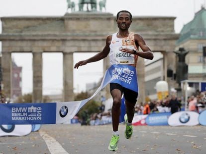 Kenenisa Bekele, cruzando la meta del maratón de Berlín.