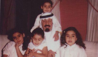 El rey Abdalá con sus hijas, en una fotografía que subió su segunda mujer a su cuenta de Twitter.
